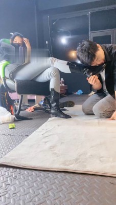 图片[2]_【冰诺】私人影院黑靴白袜虐脚垫【下】_绳艺资料库