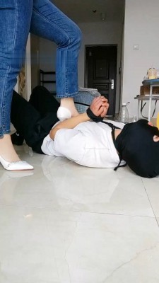 图片[5]_【东营青青】冰丝船袜踩/吃口水烟灰/踩脖窒息/踢踹_绳艺资料库视频资源下载