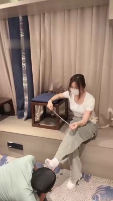图片[4]_【雯雯】闻舔小白鞋白袜/藤条抽/跪求圣水_绳艺资料库