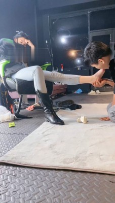 图片[3]_【冰诺】私人影院黑靴白袜虐脚垫【下】_绳艺资料库