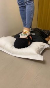 【子橘】原味白船袜全体重踩脸_绳艺套路直播视频资源网