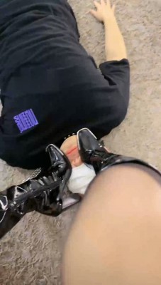 图片[8]_【潘妮女王】长靴黑丝踩/掐乳鞭打/品尝原味脚_绳艺资料库视频资源下载