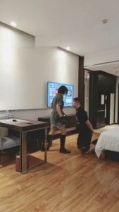 【芊兮殿下】长靴S肉丝闻舔/骑马骑脖/提档/踩踏_绳艺资料库视频资源下载