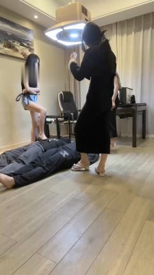 图片[3]_【尤物S】3S群调-骑马/重度鞭打/脚垫/高跟重踩【双视角完整版】_绳艺套路直播视频资源网