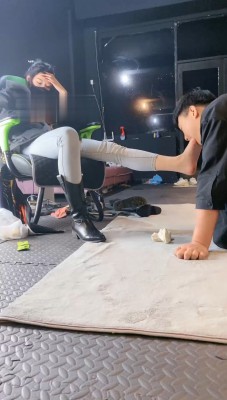 图片[4]_【冰诺】私人影院黑靴白袜虐脚垫【下】_绳艺资料库