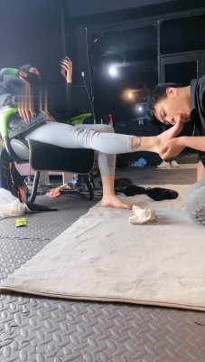 图片[5]_【冰诺】私人影院黑靴白袜虐脚垫【下】_绳艺资料库