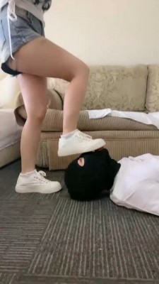 图片[2]_【金桔小主】艺校女神-小白鞋白袜辱/转胯/踩踏喂食_绳艺资料库视频资源下载