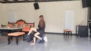 【苏西】马丁鞋虐废狗-踩踏/坐垫碾头/跺狗爪_绳艺资料库视频资源下载