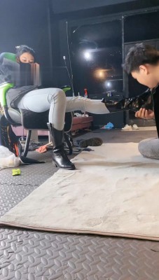 图片[6]_【冰诺】私人影院黑靴白袜虐脚垫【下】_绳艺资料库