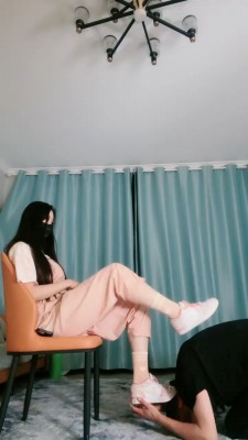 图片[6]_【猫神大人】转胯鞭打/运动鞋原味脚踩脚垫/喝洗脚水_绳艺资料库视频资源下载