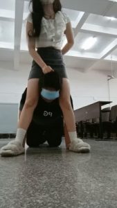 【爱可呀】双S学生主教室玩弄-骑马踩踏/脚捂脸【双视角版】_绳艺资料库视频资源下载
