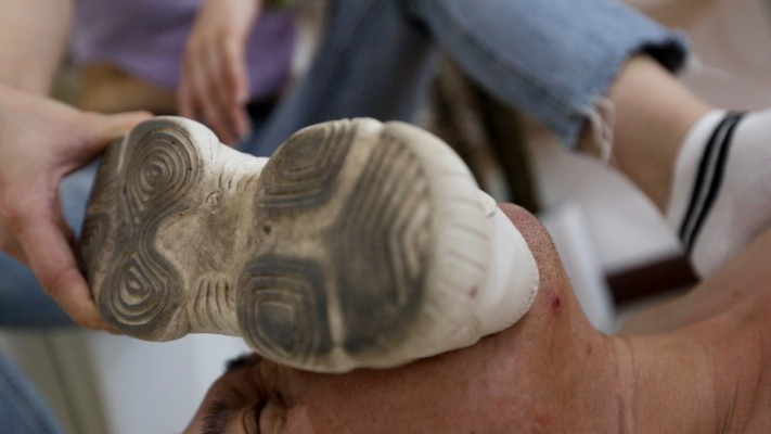 图片[20]_阿丽塔白袜踩踏舔袜子羞辱_绳艺资料库