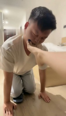 图片[3]_【舒钰】大学学长变狗奴/喂口水/裸足狂舔_绳艺资料库