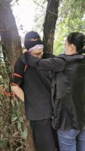 【朱迪】户外捆绑固定树上虐打【双视角版】_绳艺资料库视频资源下载