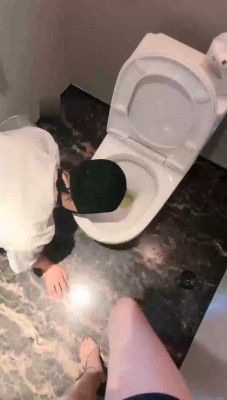 图片[6]_【琪琪大人】高跟鞋踩虐/掐脖耳光伺候/圣水淋浴_绳艺资料库视频资源下载
