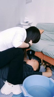 图片[3]_【郡主大大】强制喂圣水口水/伺候洗脚【双视角版】_绳艺套路直播视频资源网