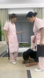 【伊诺】双护士小姐姐-踩踏喂食/转胯骑马_绳艺资料库视频资源下载