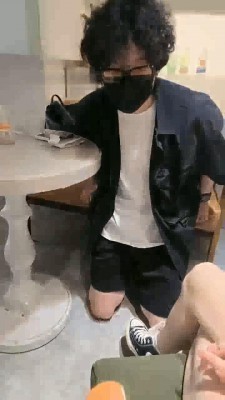 图片[4]_【暴力美学】咖啡厅随机开发素人小哥-踹裆闻鞋/下跪腿绞_绳艺资料库视频资源下载