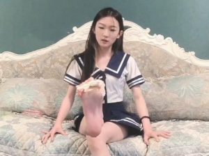 JK女子高生脚踩蛋糕强制脚喂食粗口辱骂_绳艺资料库