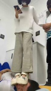 【精神小妹】素人学生S全体重踩踏初尝试_绳艺资料库视频资源下载