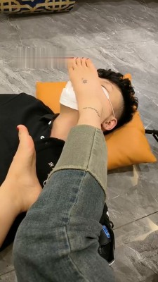 图片[4]_【彼岸花开】素人S运动鞋裸足踩踏_绳艺资料库