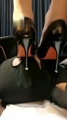 【米小唐】高跟美腿踩狗恋足调_绳艺套路直播视频资源网