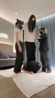 图片[8]_【尤物】4S-开发女大学生-跪拜踩头/钻胯骑马/踩踏腿绞【完整版】_绳艺资料库视频资源下载