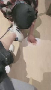 【尤黎】闻舔运动后的脏鞋原味白袜【完整版】_绳艺资料库视频资源下载