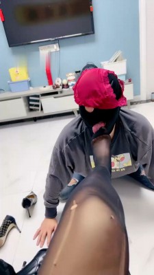 【伊兮夫妻】高跟靴轮流踢踹/吃口水深喉/内裤套头_绳艺套路直播视频资源网
