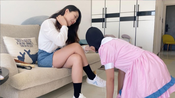 【甜妹女M】女M用舌头舔干净主人鞋底_绳艺套路直播视频资源网