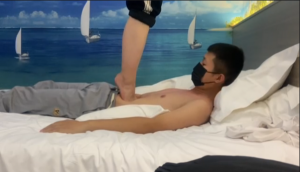 素人大学生全体重踮脚尖踩脖子跳踩肚子_绳艺资料库