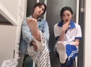 【热血女神】双校园女流氓第一视角POV强制闻臭鞋舔脚蹂躏_绳艺资料库视频资源下载