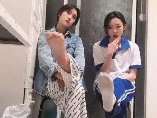 【热血女神】双校园女流氓第一视角POV强制闻臭鞋舔脚蹂躏_绳艺资料库视频资源下载