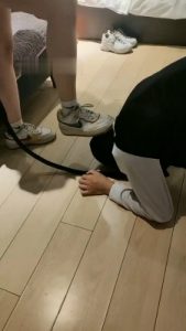 【青岛00后】脏鞋臭脚清理干净_绳艺套路直播视频资源网