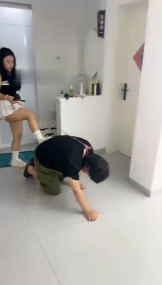 【伊诺】白鞋白袜踩/狗链遛狗/臭脚捂脸_绳艺资料库视频资源下载