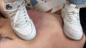 【00后小彤工作室】130斤女主狂踩90斤毯子，插嘴舔鞋胸口刮痧_绳艺资料库