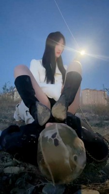 图片[11]_【思诺】长靴户外虐-骑马/碾压狗头/喂口水/踩踏舔泥巴脏鞋_绳艺资料库视频资源下载
