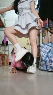 图片[2]_【爱可呀】学姐寝室伺候-胯下辱/舔鞋底/舌头洗脚/吃浓痰面包_绳艺资料库