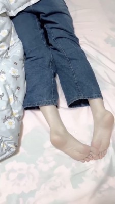 把表妹灌醉后品尝她的美脚_绳艺资料库