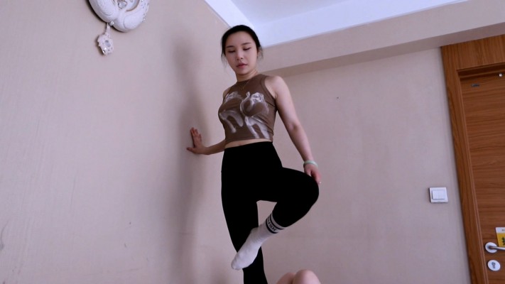 图片[18]_【超级女M】阿丽塔健身后原味棉袜踩踏母狗_绳艺资料库视频资源下载