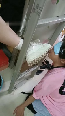 【爱可呀】学姐寝室伺候-胯下辱/舔鞋底/舌头洗脚/吃浓痰面包_绳艺资料库