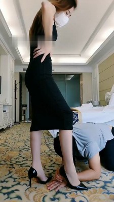图片[2]_【多多】高跟踩狗爪/踩狗脸/鞭打_绳艺资料库视频资源下载