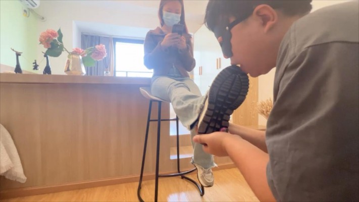 图片[3]_【无双sama】日常清理鞋底，裸足踩踏插嘴_绳艺套路直播视频资源网