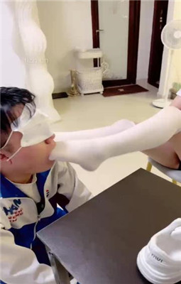 图片[12]_【雯雯】骚货同学闻同班女同学的臭袜子_绳艺套路直播视频资源网