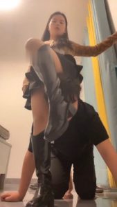 【伊诺】巨人视角-长靴踩踏/近距离恋足舔/竖中指鄙视_绳艺资料库视频资源下载