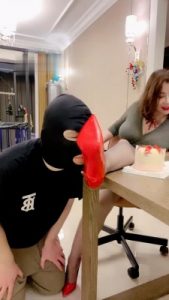 【梓夫人】踩踏喂食-给狗儿子过生日_绳艺资料库视频资源下载