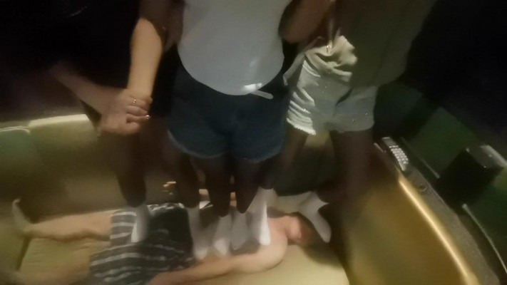 图片[6]_6人白棉袜群体踩踏_绳艺套路直播视频资源网