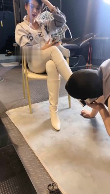 图片[5]_【冰诺】狗地毯舔长靴裸足_绳艺资料库视频资源下载