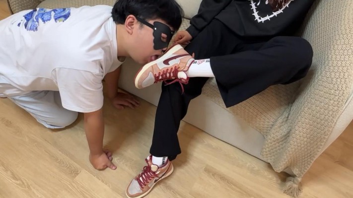 【无双工作室】素人系列二：给素人舔鞋底，鞋底喂食_绳艺资料库视频资源下载