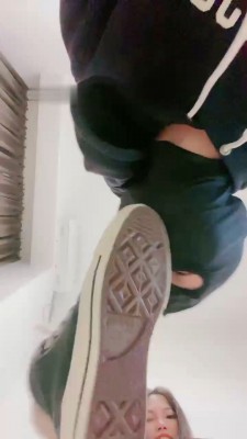 图片[14]_【甜一】高帮帆布鞋踩踏/吃口水/舔脏鞋/裸足插嘴_绳艺套路直播视频资源网